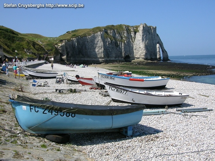 Etretat Etretat to the north of Le Havre is a nice beach resort in a stunning setting of cliffs carved by the sea. Stefan Cruysberghs
